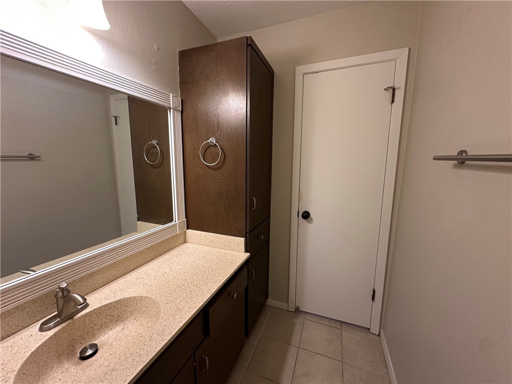 1506 Briar Street Portland, TX 78374 - Photo 20 of 40 a en suite bathroom with a sink and mirror
