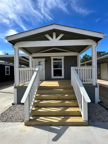 a view of entryway with a front door