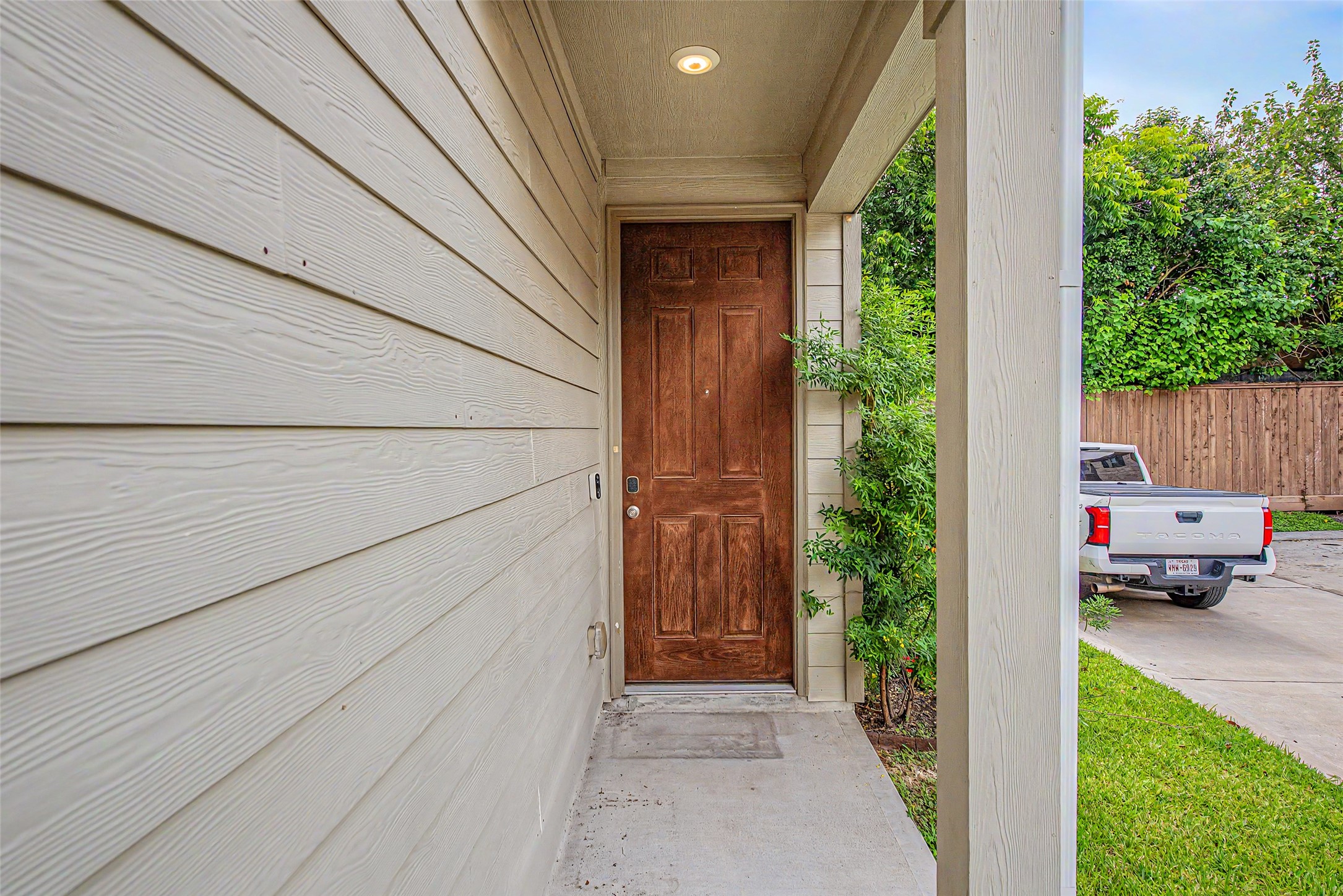2102 Red Cedar Ridge Way Houston, TX 77080 - Photo 3 of 34 Covered entrance welcomes you in.
