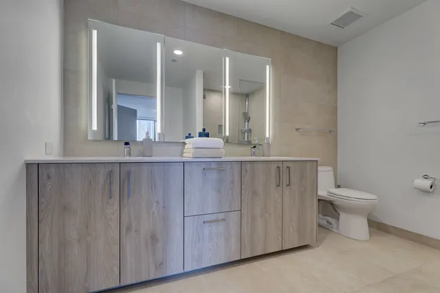 $945,000 | 211 North Harbor Drive, Unit 2003, Chicago, IL 60601