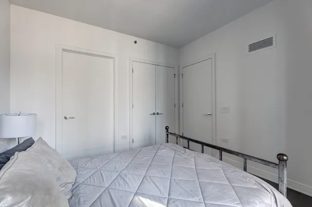 $945,000 | 211 North Harbor Drive, Unit 2003, Chicago, IL 60601