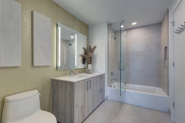 $945,000 | 211 North Harbor Drive, Unit 2003, Chicago, IL 60601