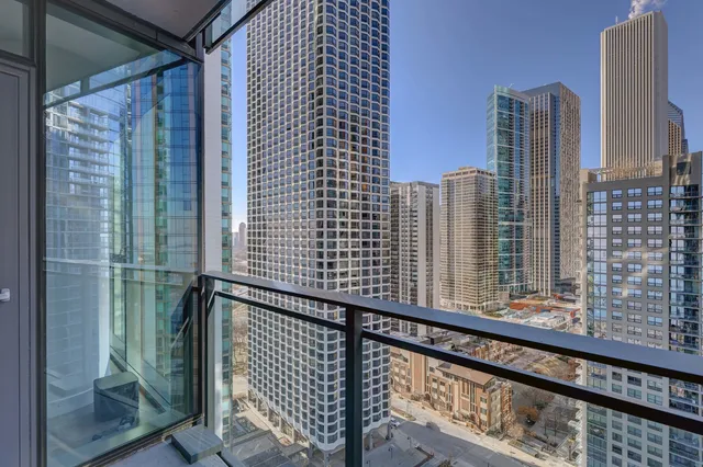 $945,000 | 211 North Harbor Drive, Unit 2003, Chicago, IL 60601