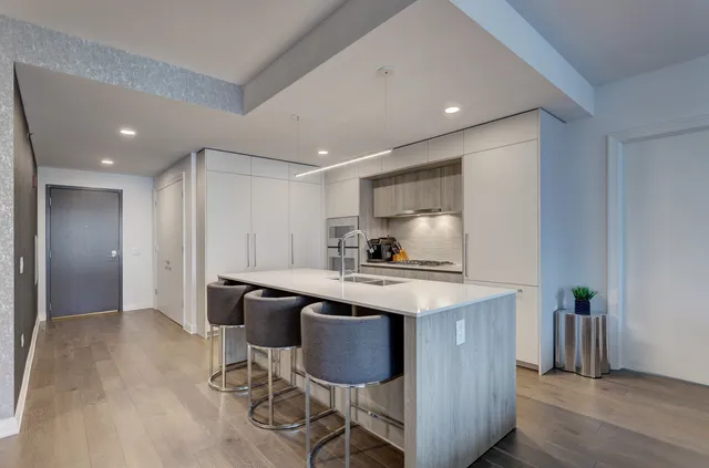 $945,000 | 211 North Harbor Drive, Unit 2003, Chicago, IL 60601