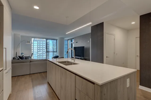 $945,000 | 211 North Harbor Drive, Unit 2003, Chicago, IL 60601