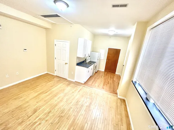 $1,200 | 135 West Main Street, Unit 2E, Waterbury, CT 06702