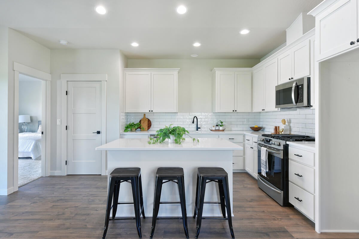 1623 Thomas Road Medford, OR 97501 - Photo 8 of 27 DSC_1172