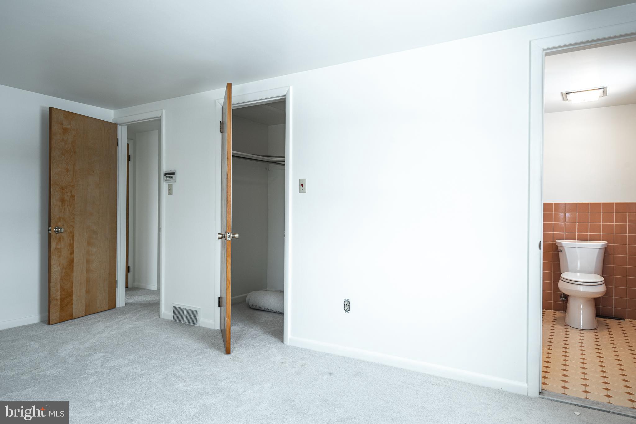 3414 County Line Road Quakertown, PA 18951 - Photo 23 of 36 Walk in closet