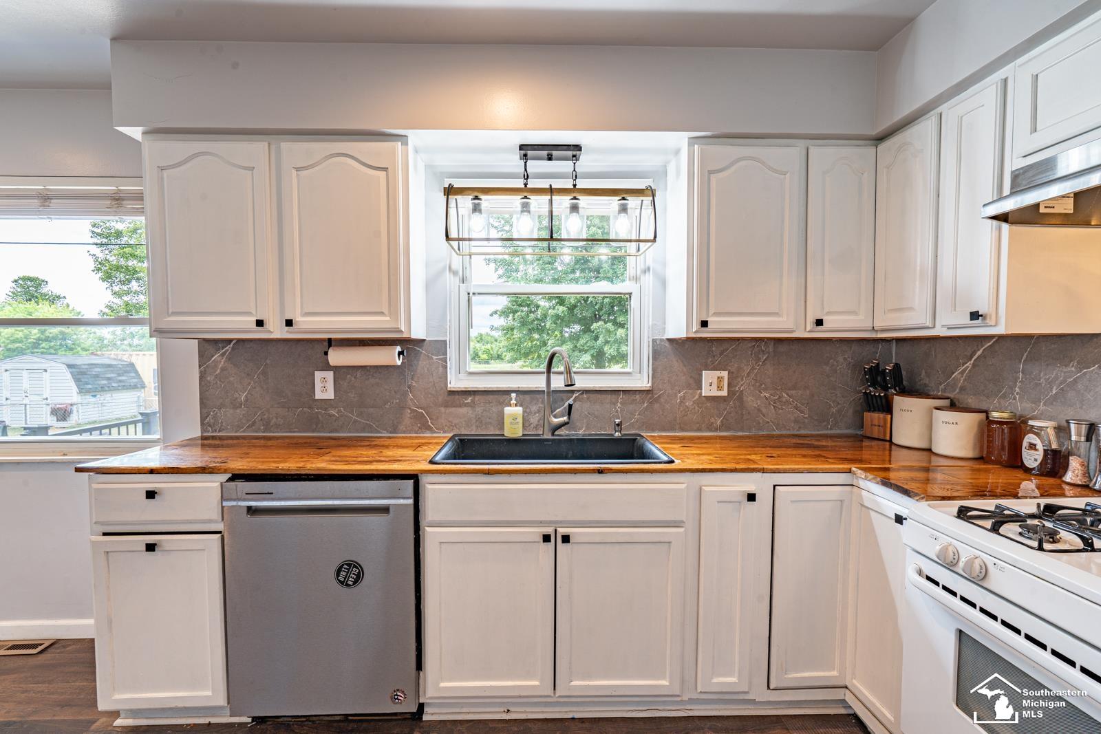 14454 Dixon Road Dundee, MI 48131 - Photo 7 of 33