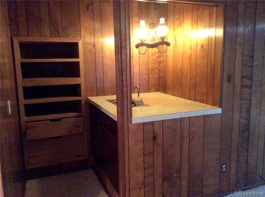 9105 Beecher Road Flushing, MI 48433 - Photo 11 of 22 Wet bar in family room