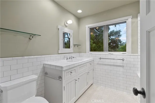 a view of a yard with plants