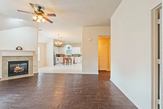 $299,000 | 132 Golfview Court, Montgomery, TX 77356