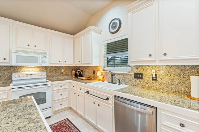 $299,000 | 132 Golfview Court, Montgomery, TX 77356