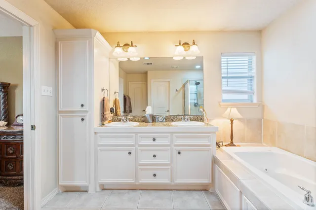 $299,000 | 132 Golfview Court, Montgomery, TX 77356