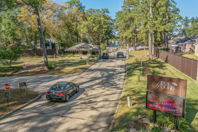 $299,000 | 132 Golfview Court, Montgomery, TX 77356