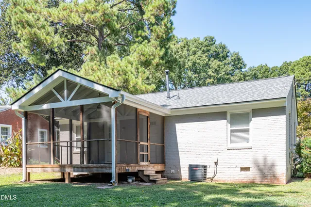 a view of a house with backyard