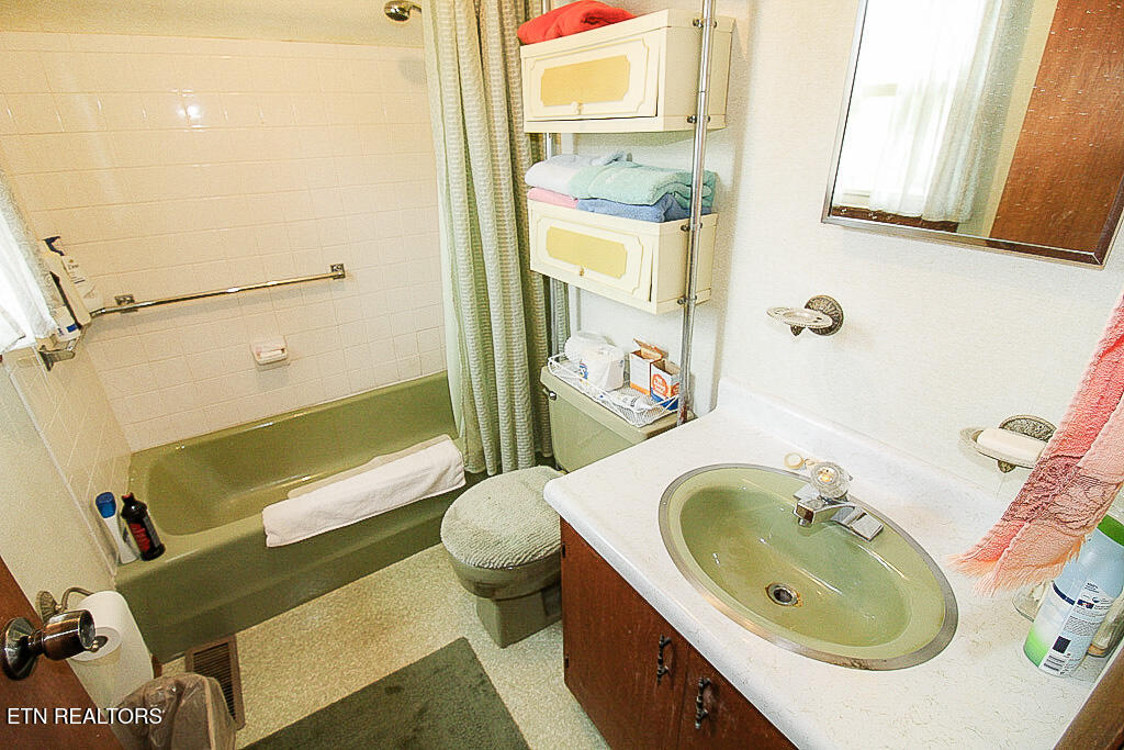 3315 Pineview Road Maryville, TN 37803 - Photo 12 of 37 Masterbath 1