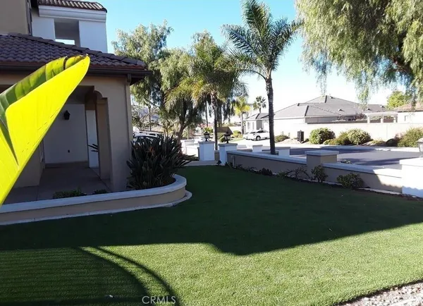 a view of a backyard