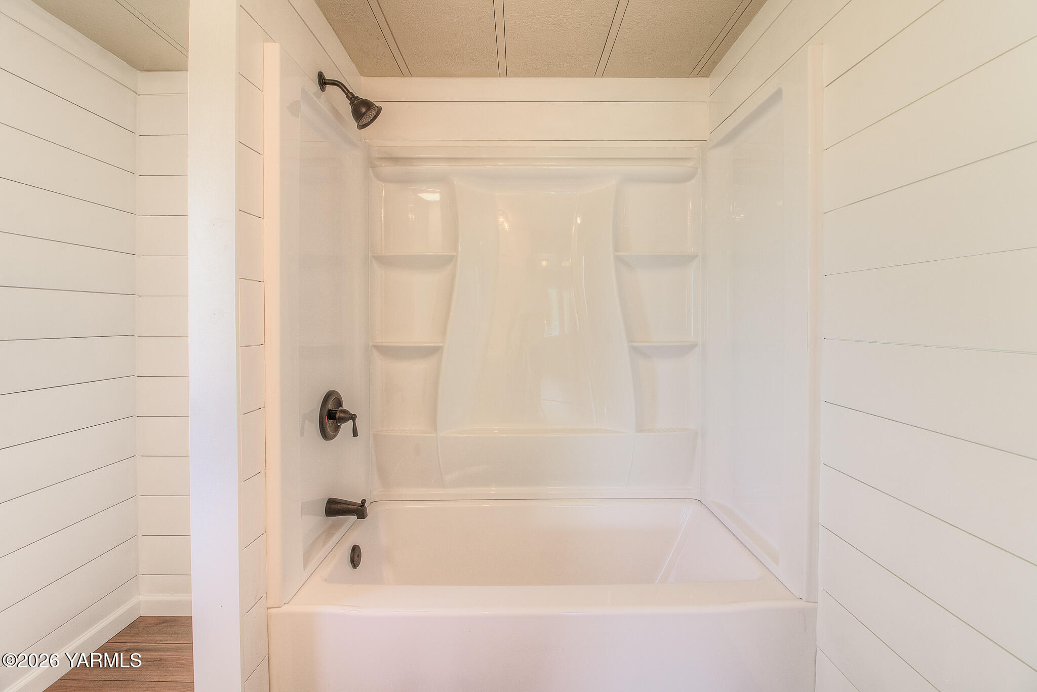 8935 Naches Heights Road Cowiche, WA 98923 - Photo 26 of 41 Master tub