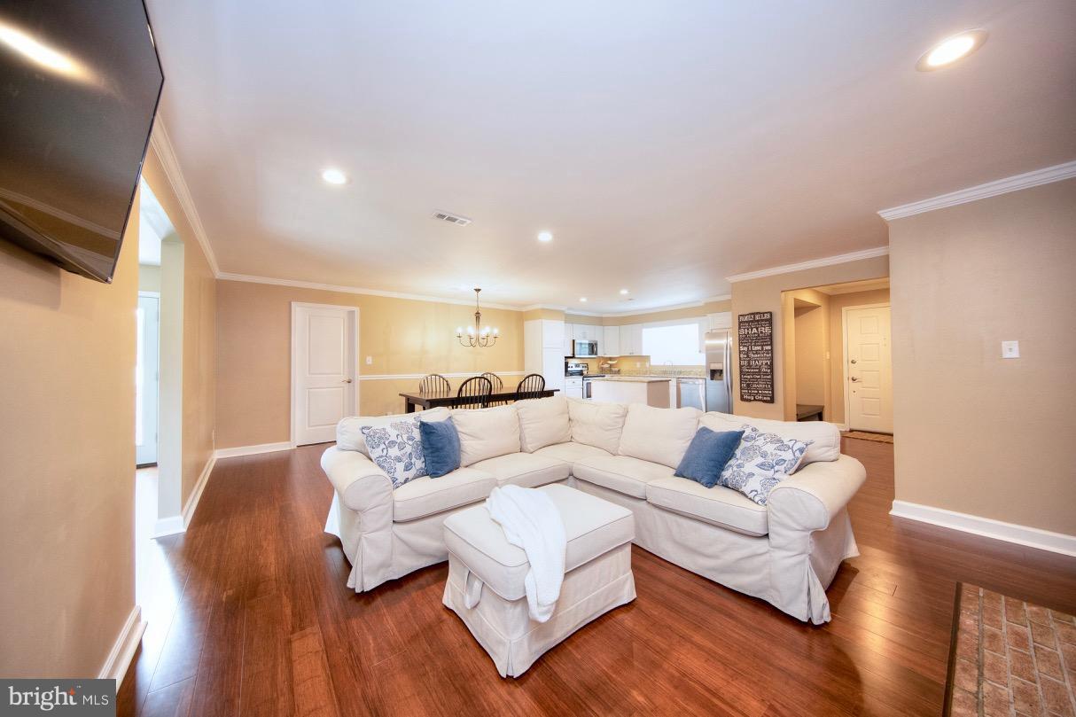 Living Room w/ recessed ighting