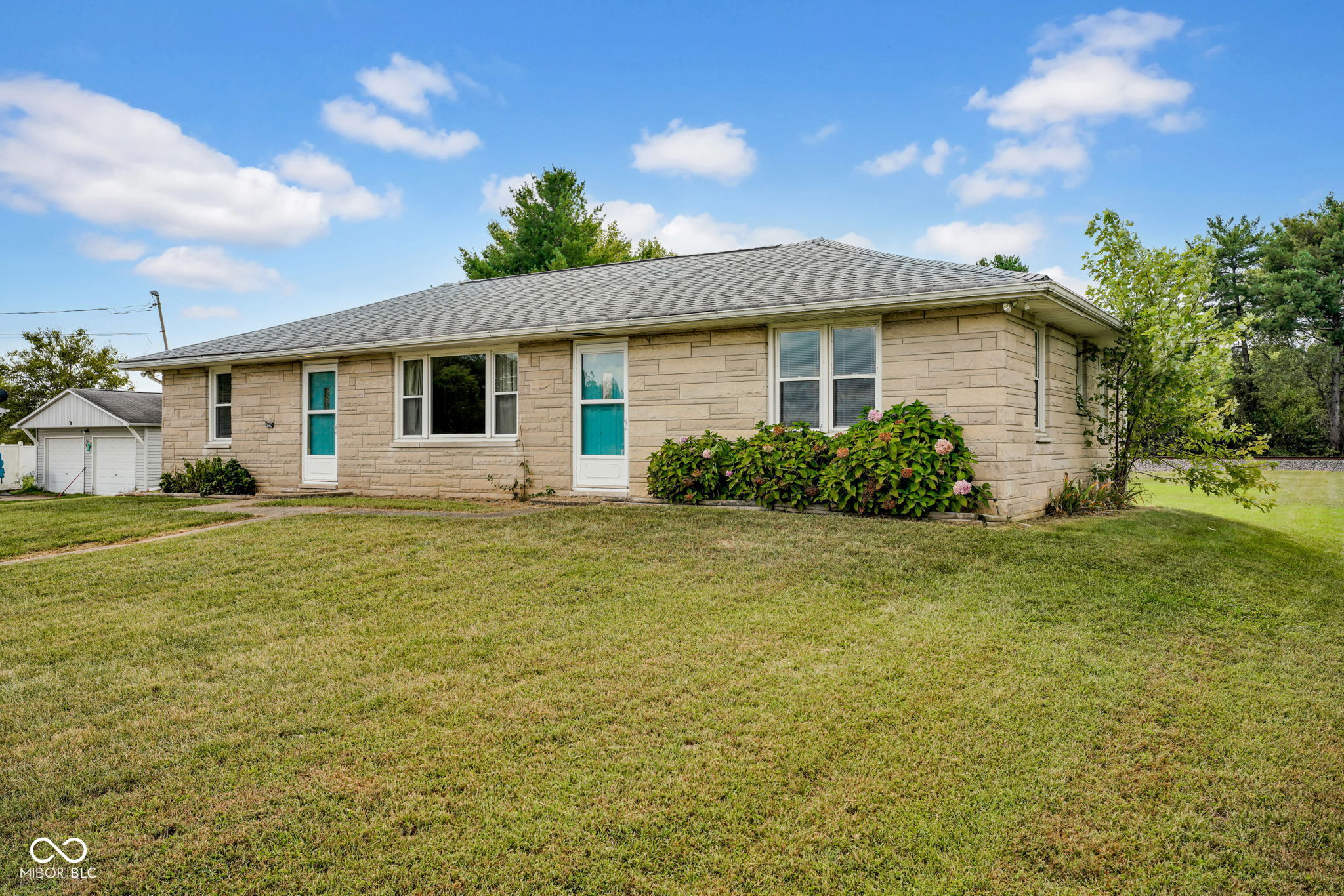 6954 South Jonesville Road Columbus, IN 47201 - Photo 3 of 32 Gallery Image 3
