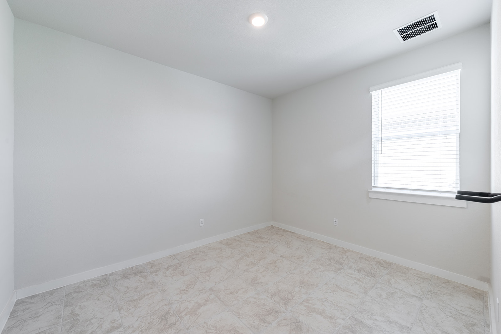 972 Leaning Oak Lane Georgetown, TX 78628 - Photo 21 of 33 an empty room with a window