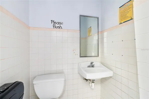 a view of a parking area