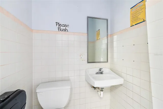 a view of a parking area