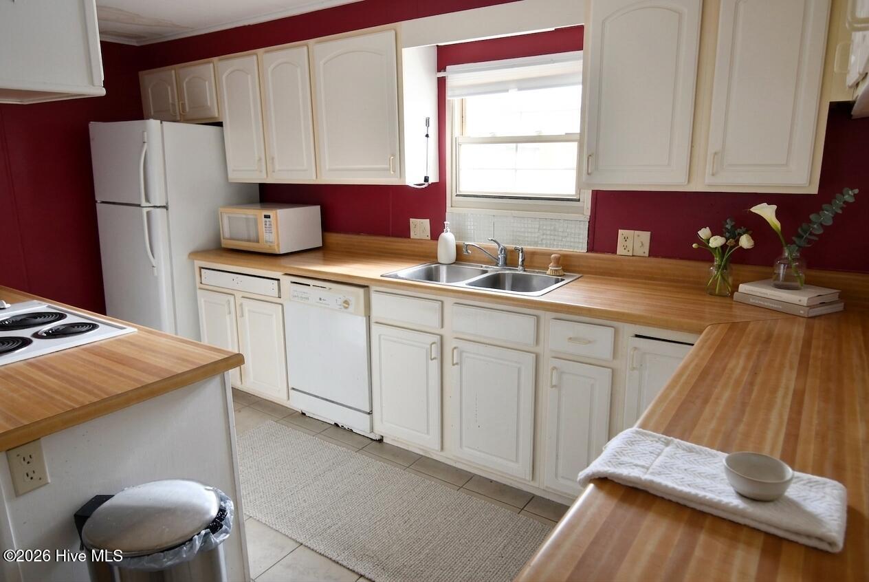 209 Queens Road Hubert, NC 28539 - Photo 5 of 18 Kitchen Ai enhanced