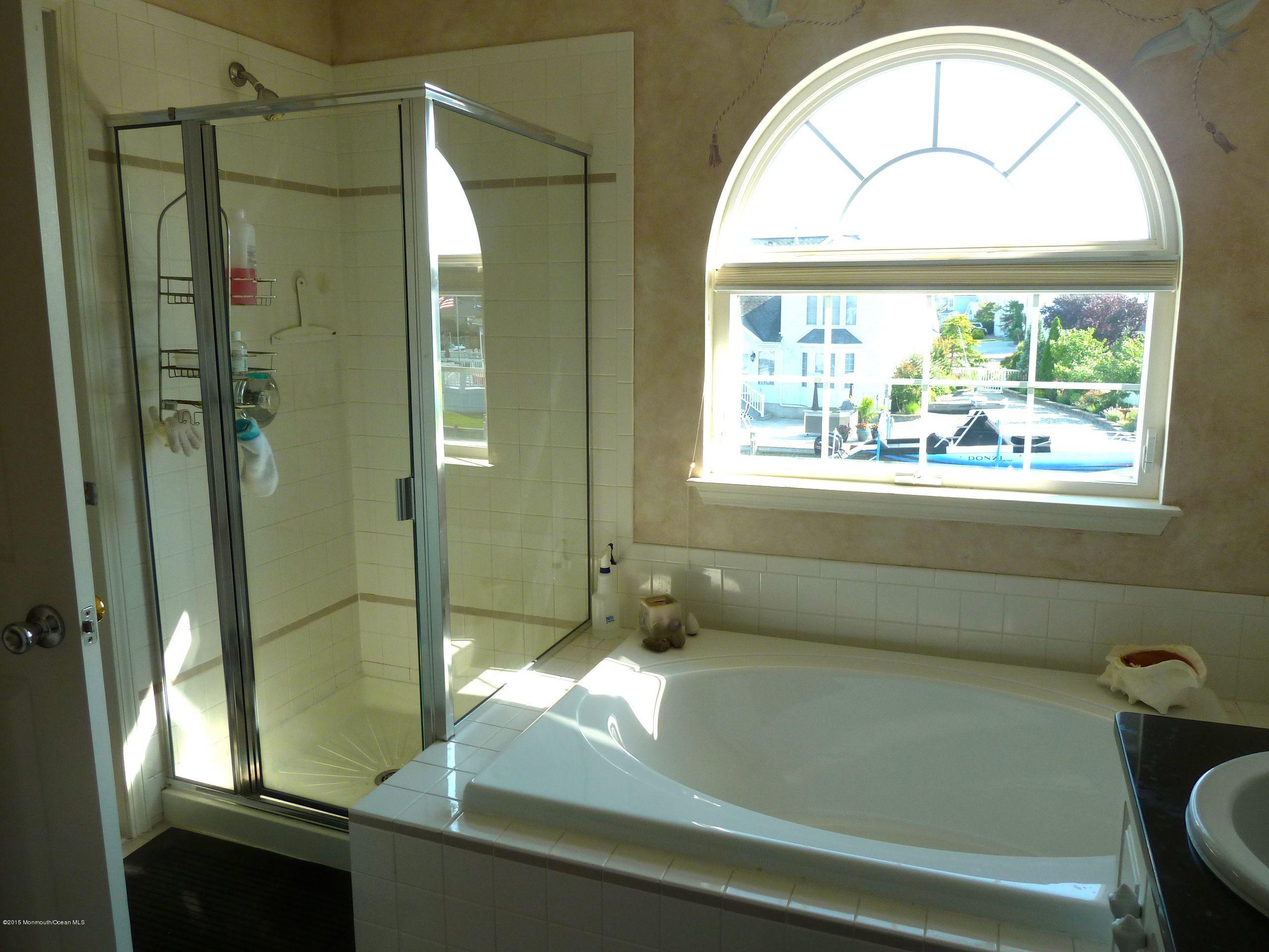 43 Mandalay Road Brick, NJ 08723 - Photo 14 of 37 Master Tub