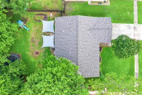 a view of a back yard