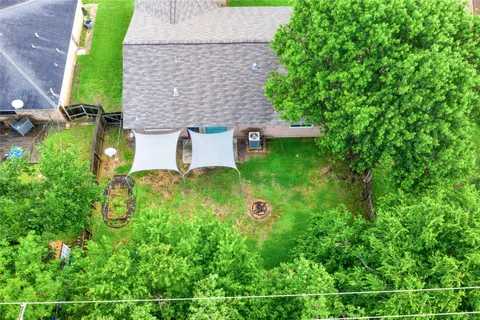 a view of a back yard