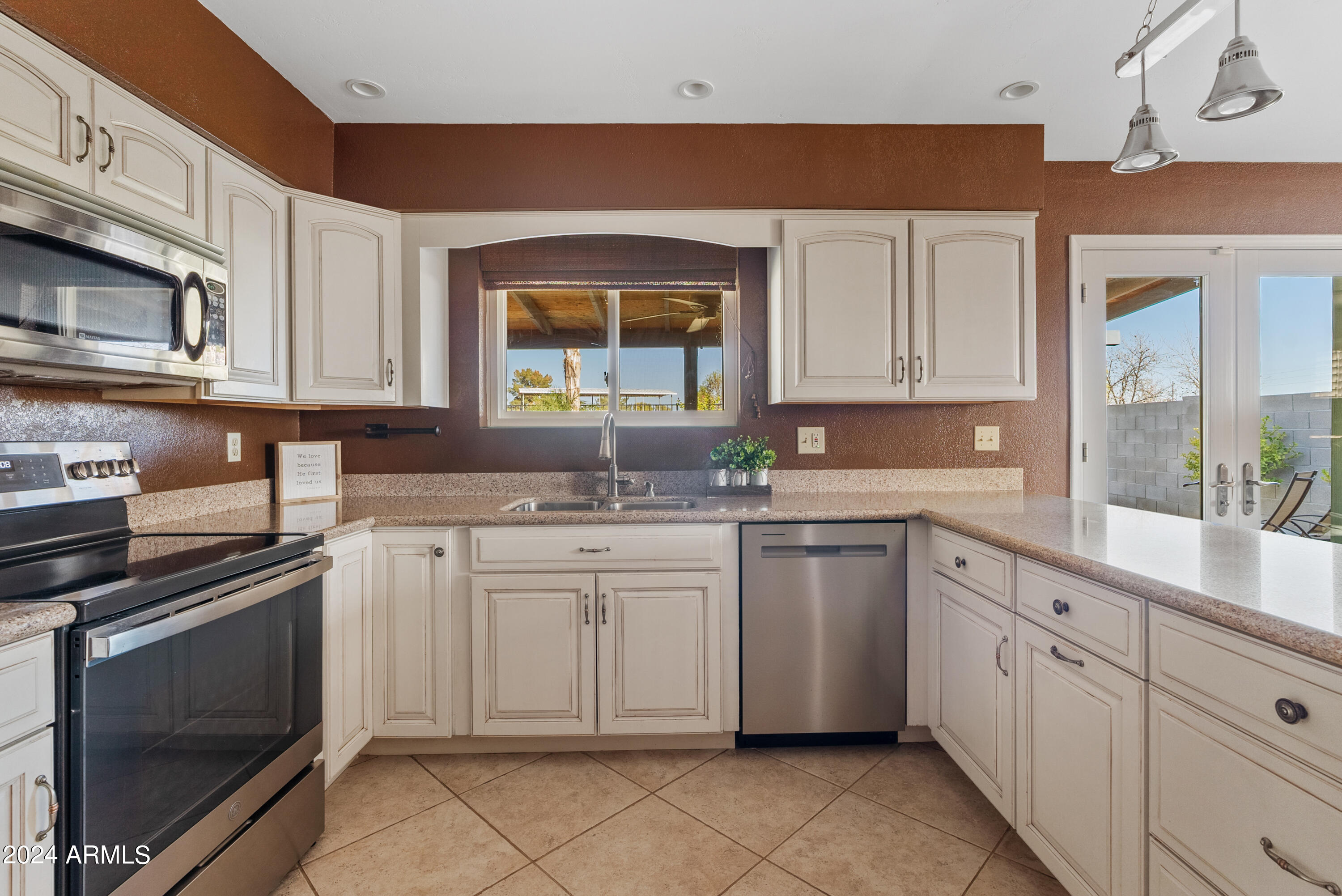 964 East Gunstock Road Chandler, AZ 85286 - Photo 11 of 13 Bright and Open Kitchen!
