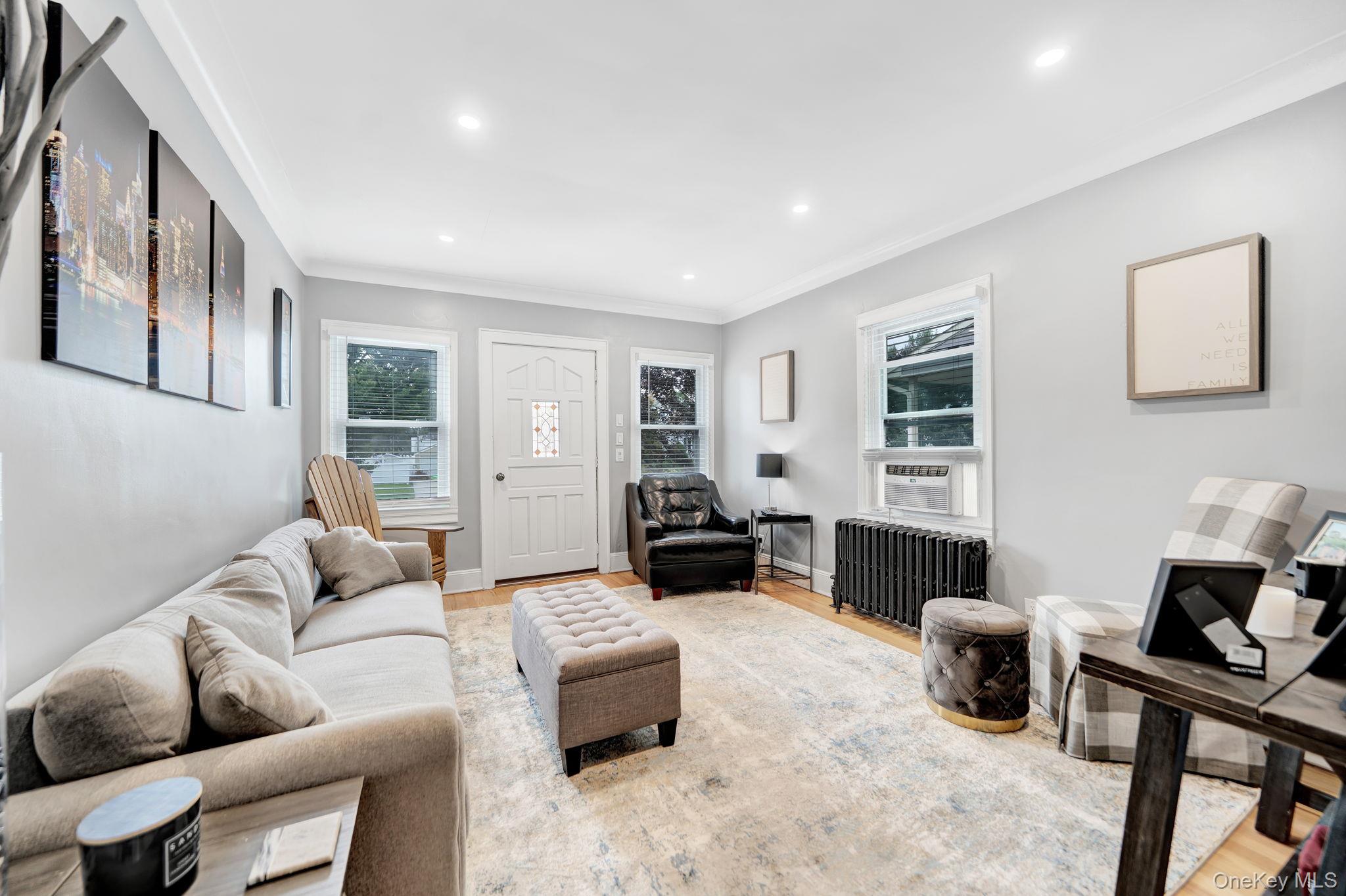 19 Westmoreland Road Merrick, NY 11566 - Photo 3 of 25 Living room with front door