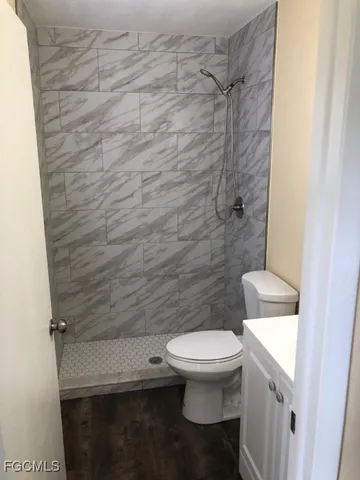 a bathroom with a toilet and a shower