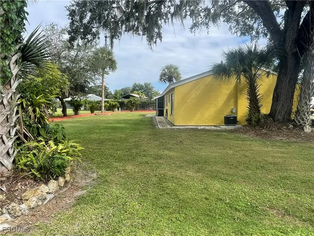 a view of a backyard