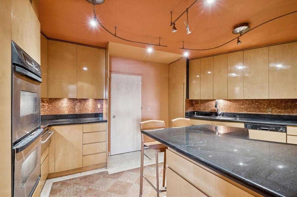 5151 Collins Avenue, Unit 520 Miami Beach, FL 33140 - Photo 7 of 14 Kitchen