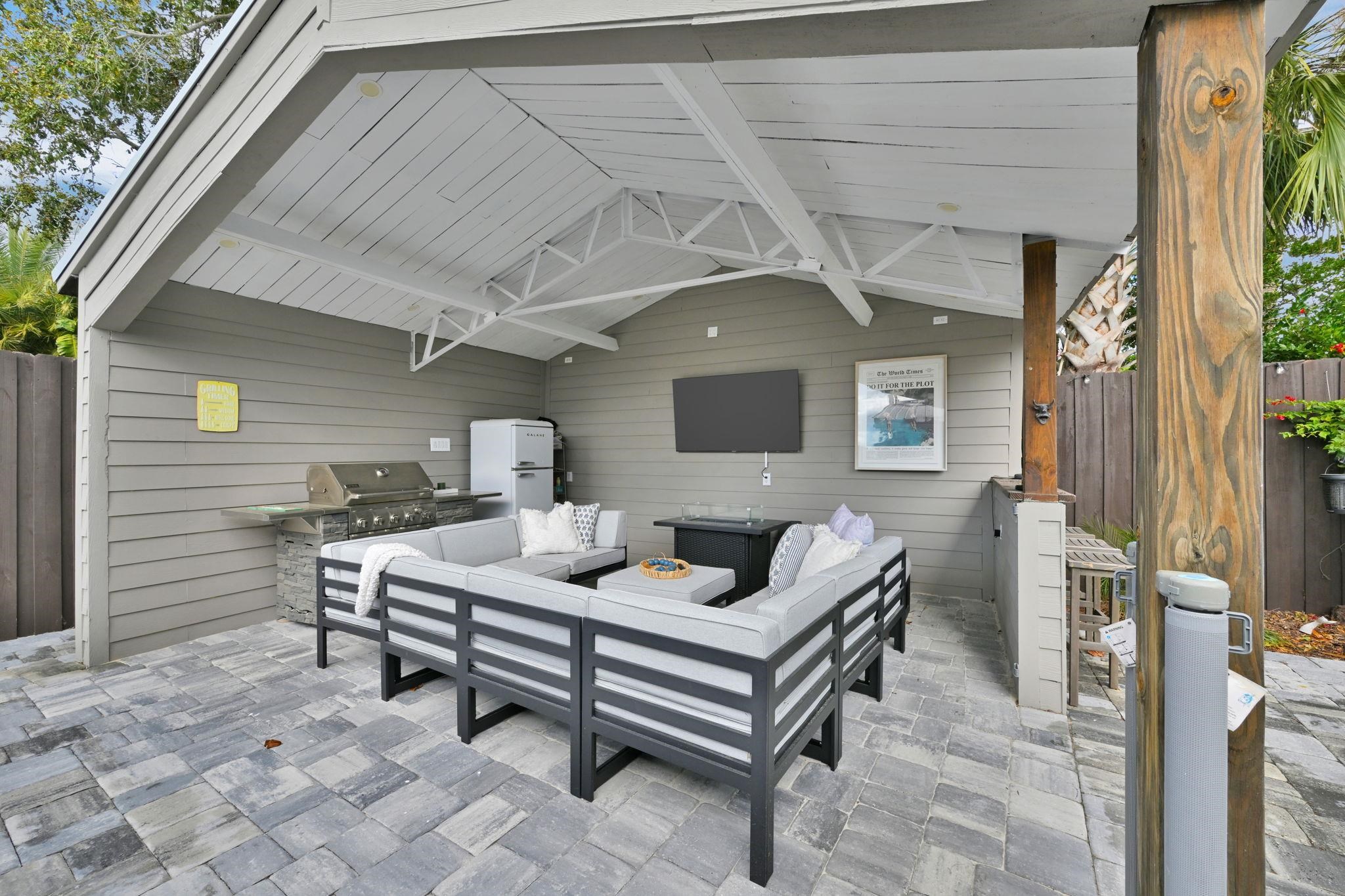 314 Arpieka Avenue St. Augustine, FL 32080 - Photo 3 of 28 a outdoor living space with furniture