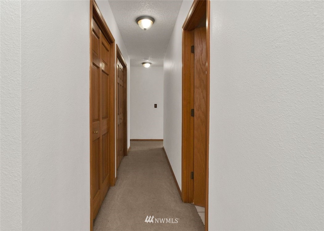 314 Spencer Road Toledo, WA 98591 - Photo 11 of 26 a view of a hallway with wooden floor
