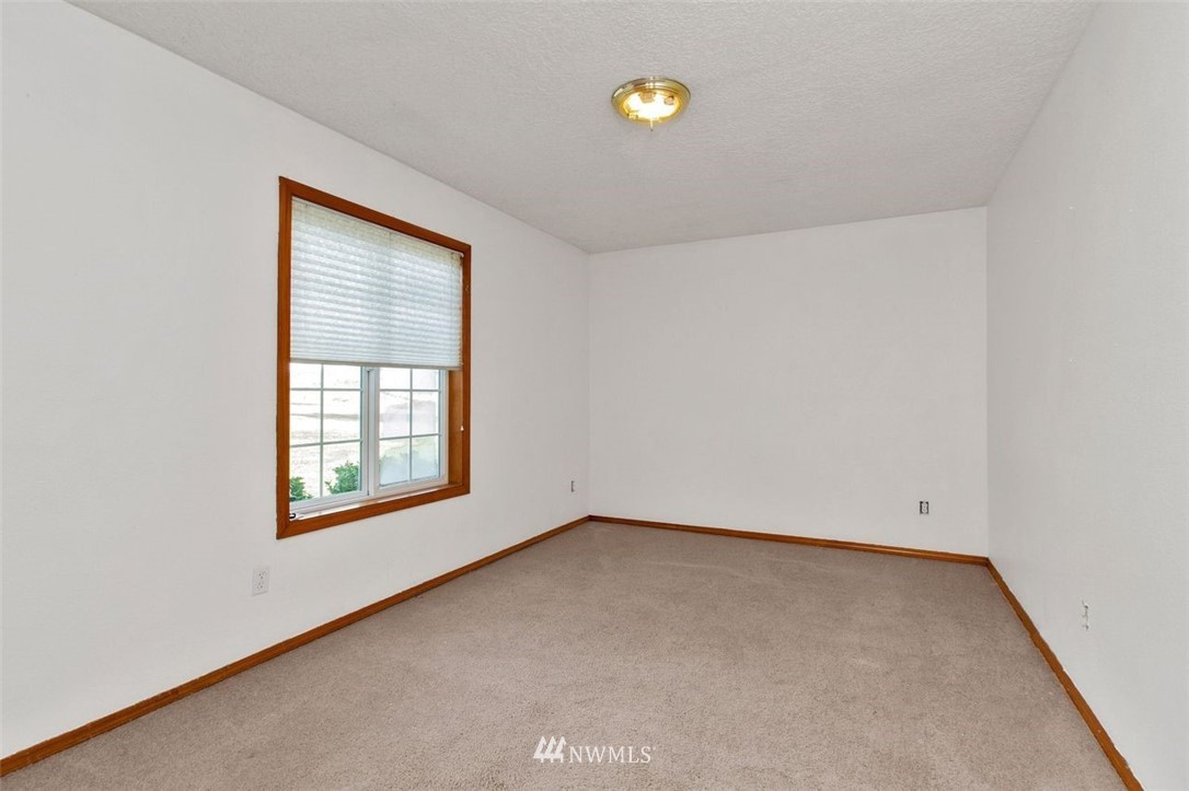 314 Spencer Road Toledo, WA 98591 - Photo 15 of 26 an empty room with windows