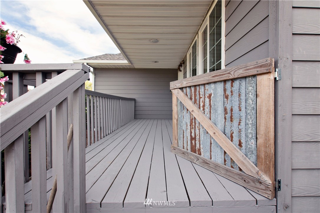 314 Spencer Road Toledo, WA 98591 - Photo 4 of 26 a view of deck with wooden floor and fence