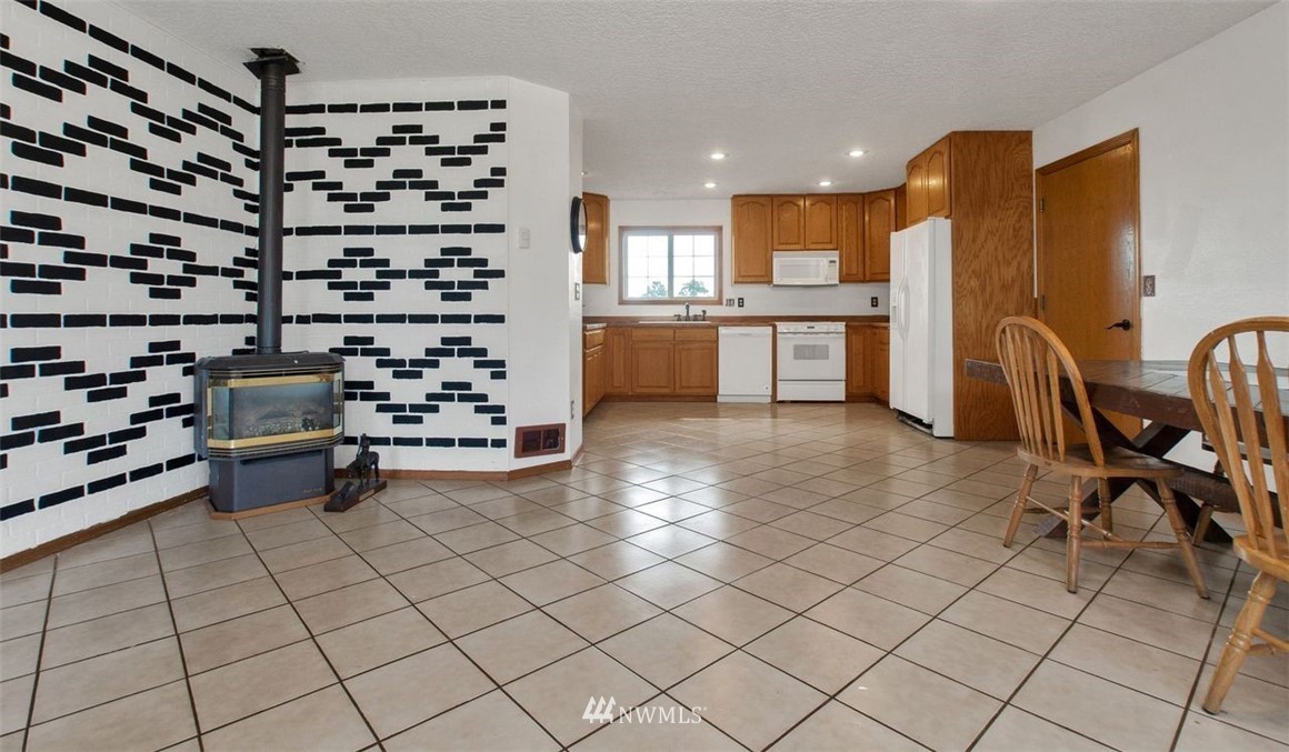 314 Spencer Road Toledo, WA 98591 - Photo 6 of 26 a kitchen with granite countertop a sink and cabinets