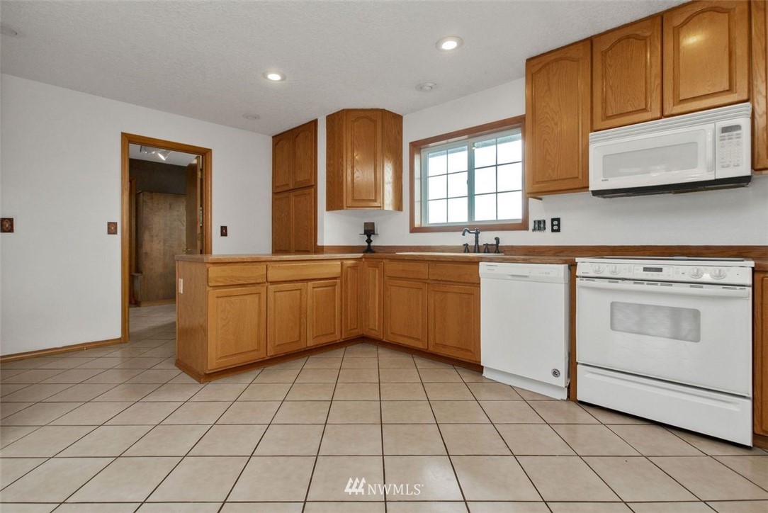 314 Spencer Road Toledo, WA 98591 - Photo 8 of 26 a kitchen with a sink a stove cabinets and counter space