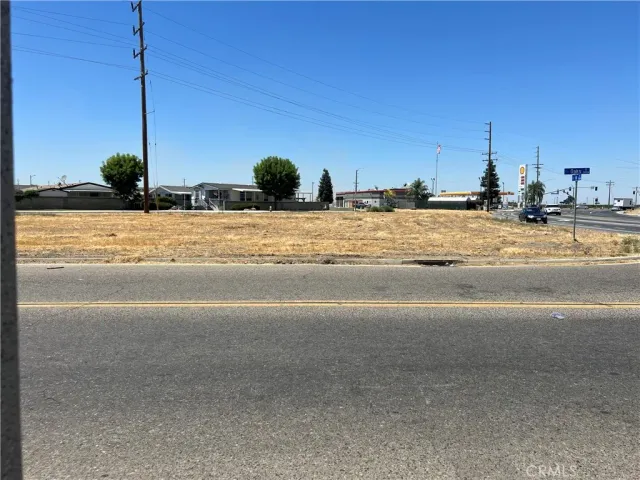 a view of a parking area