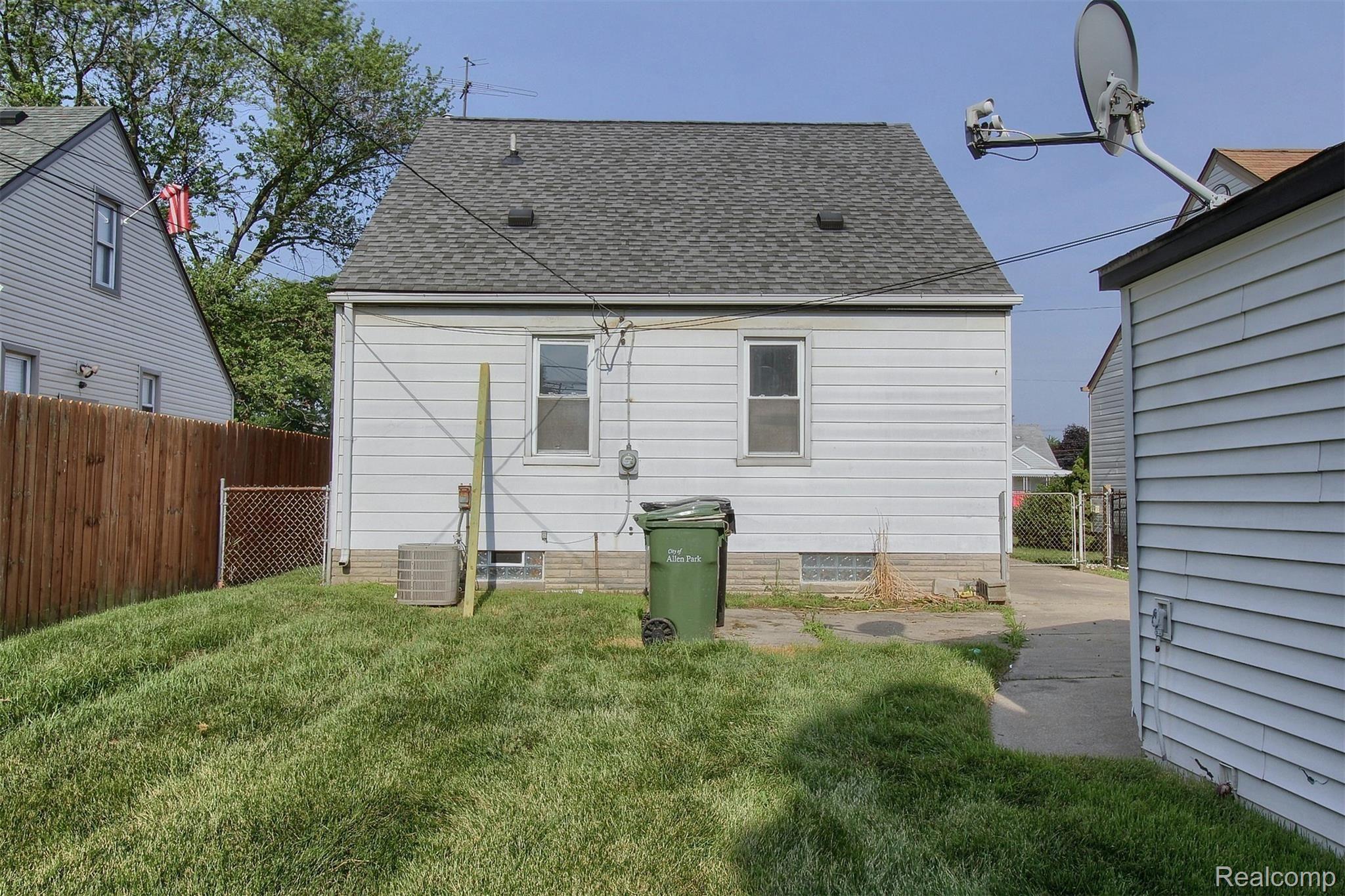 6721 Pelham Road Allen Park, MI 48101 - Photo 11 of 15 25-Rear.jpg