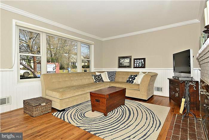 914 Robin Road Silver Spring, MD 20901 - Photo 2 of 25 Living Room
