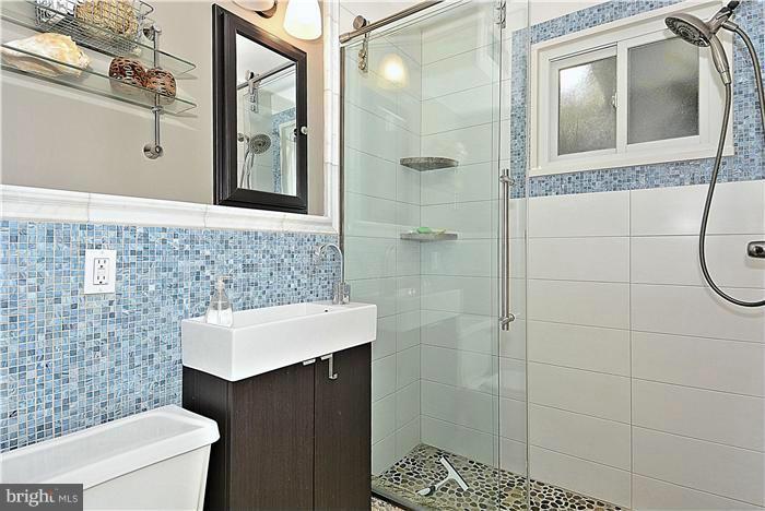 914 Robin Road Silver Spring, MD 20901 - Photo 15 of 25 Bath (Master)