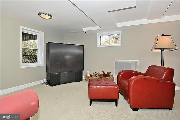 914 Robin Road Silver Spring, MD 20901 - Photo 20 of 25 Family Room