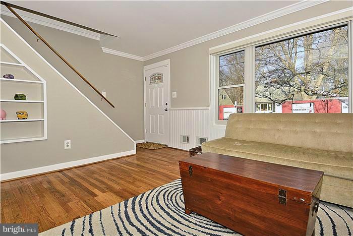 914 Robin Road Silver Spring, MD 20901 - Photo 3 of 25 Living Room