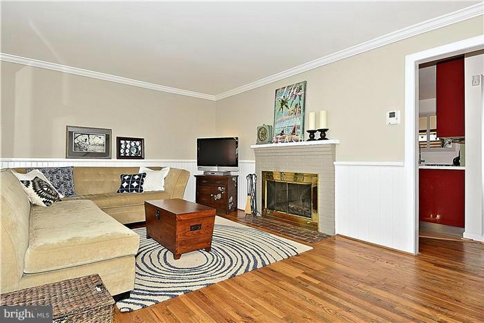 914 Robin Road Silver Spring, MD 20901 - Photo 4 of 25 Living Room